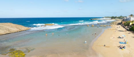 Playa en los alrededores y toallas de playa