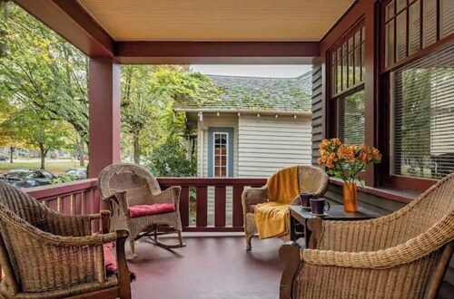 Welcome to Ravennity! Very close to Light Rail, UW, Greenlake