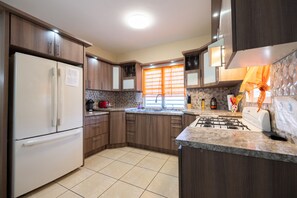 Fridge, microwave, oven, stovetop - "Escape to Paradise at Arenales Vacation House: Your Dream Vacation Getaway!" (Arenales Altos)