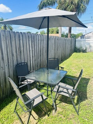 Outdoor dining - FL Dream Home-10 minutes from the beach (St. Petersburg)