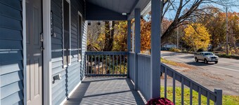 Beautiful Renovated Townhome w/parking