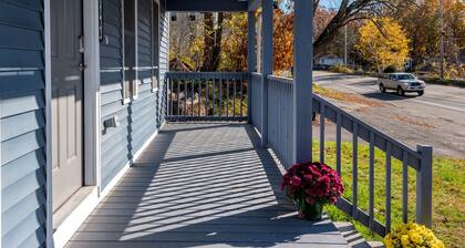 Beautiful Renovated Townhome w/parking