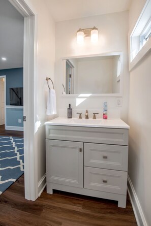 Duschwanne, Haartrockner, Handtücher, Seife