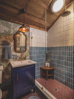 Douche, sèche-cheveux, serviettes fournies, savon