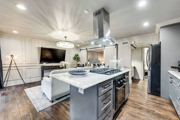 Frigorifero, microonde, forno, piano cottura