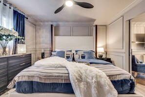 1 quarto, escrivaninha, ferros/tábuas de passar roupa, berço de viagem