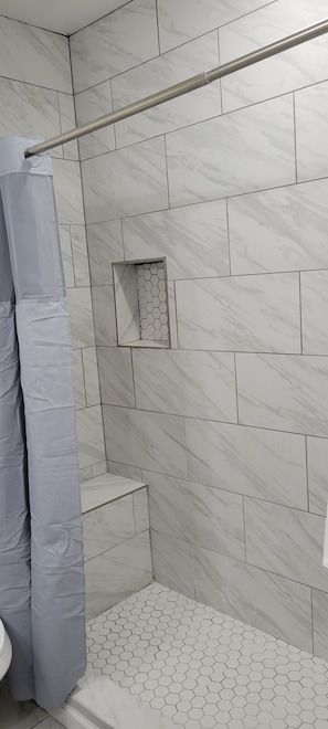 Douche, sèche-cheveux, bidet, serviettes fournies