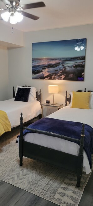 2 habitaciones, escritorio, tabla de planchar con plancha y wifi gratis 