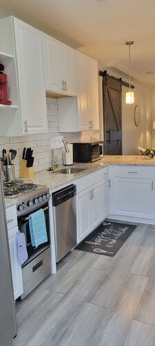 Stylish Comfort Cozy Basement Apt in Quiet Neighborhood!