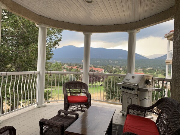 Property grounds - Beautiful Mountain Getaway in the Columbia Valley (Fairmont Hot Springs)