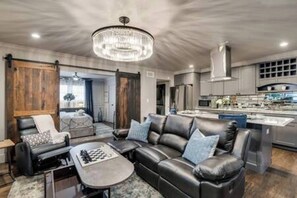 Smart TV, offices - Stylish 1BR furnished condo in Central Dallas featuring a high-end kitchen, king bed, 65” smart TV, and access to an award-winning courtyard retreat. (Dallas)