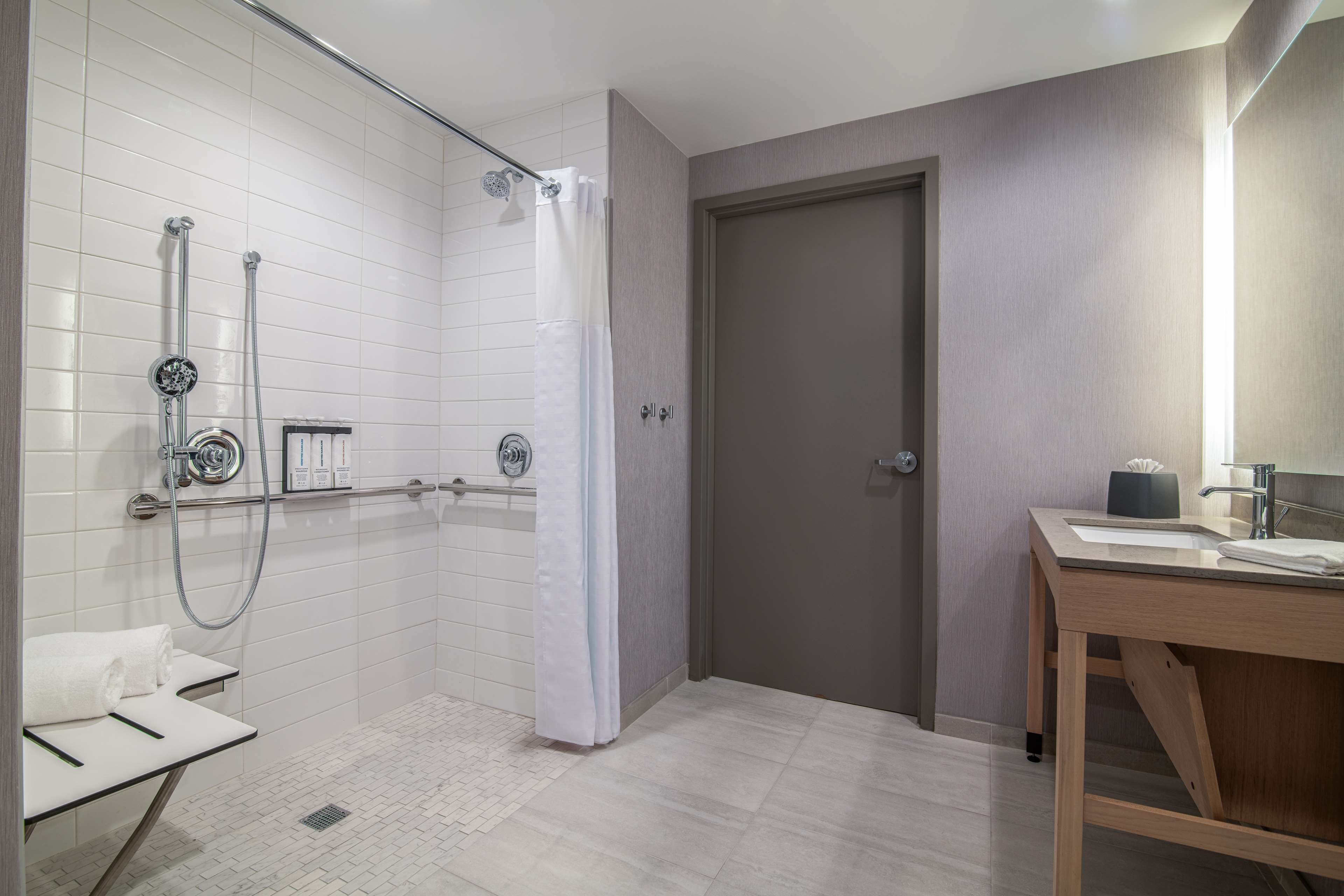 Un baño moderno con ducha, lavabo e inodoro.