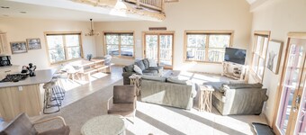 Mountain cabin w/ lake views, fire pit & hot tub