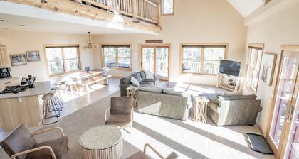 Mountain cabin w/ lake views, fire pit & hot tub