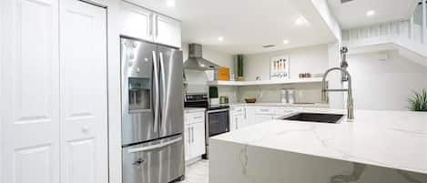 Kjøleskap, mikrobølgeovn, ovn og kokeplater