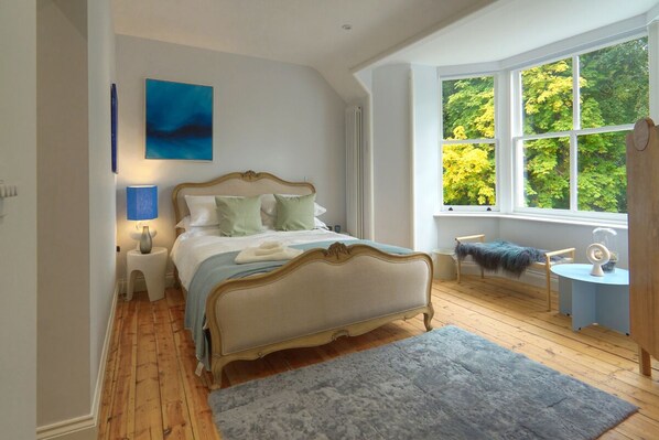 8 Schlafzimmer, Schreibtisch, Bügeleisen/Bügelbrett, Reisekinderbett