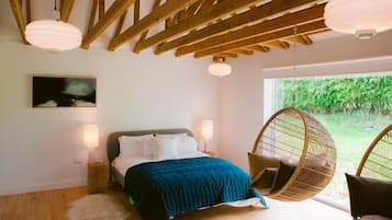 8 bedrooms, desk, iron/ironing board, travel crib