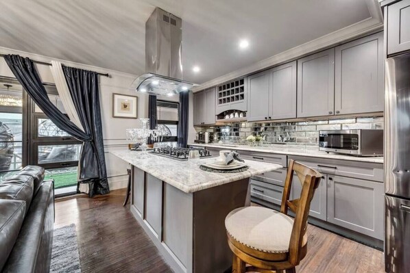 Geladeira, micro-ondas, fogão, cooktop