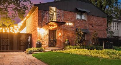 Discover a Dallas hideaway where style meets comfort in the city’s historic district. Nestled along tree-lined streets in Peak’s Addition, our condo is minutes from Deep Ellum’s nightlife, Lakewood’s charm, and downtown’s cultural pulse.