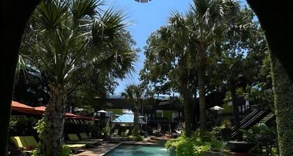 Discover a Dallas hideaway where style meets comfort in the city’s historic district. Nestled along tree-lined streets in Peak’s Addition, our condo is minutes from Deep Ellum’s nightlife, Lakewood’s charm, and downtown’s cultural pulse.