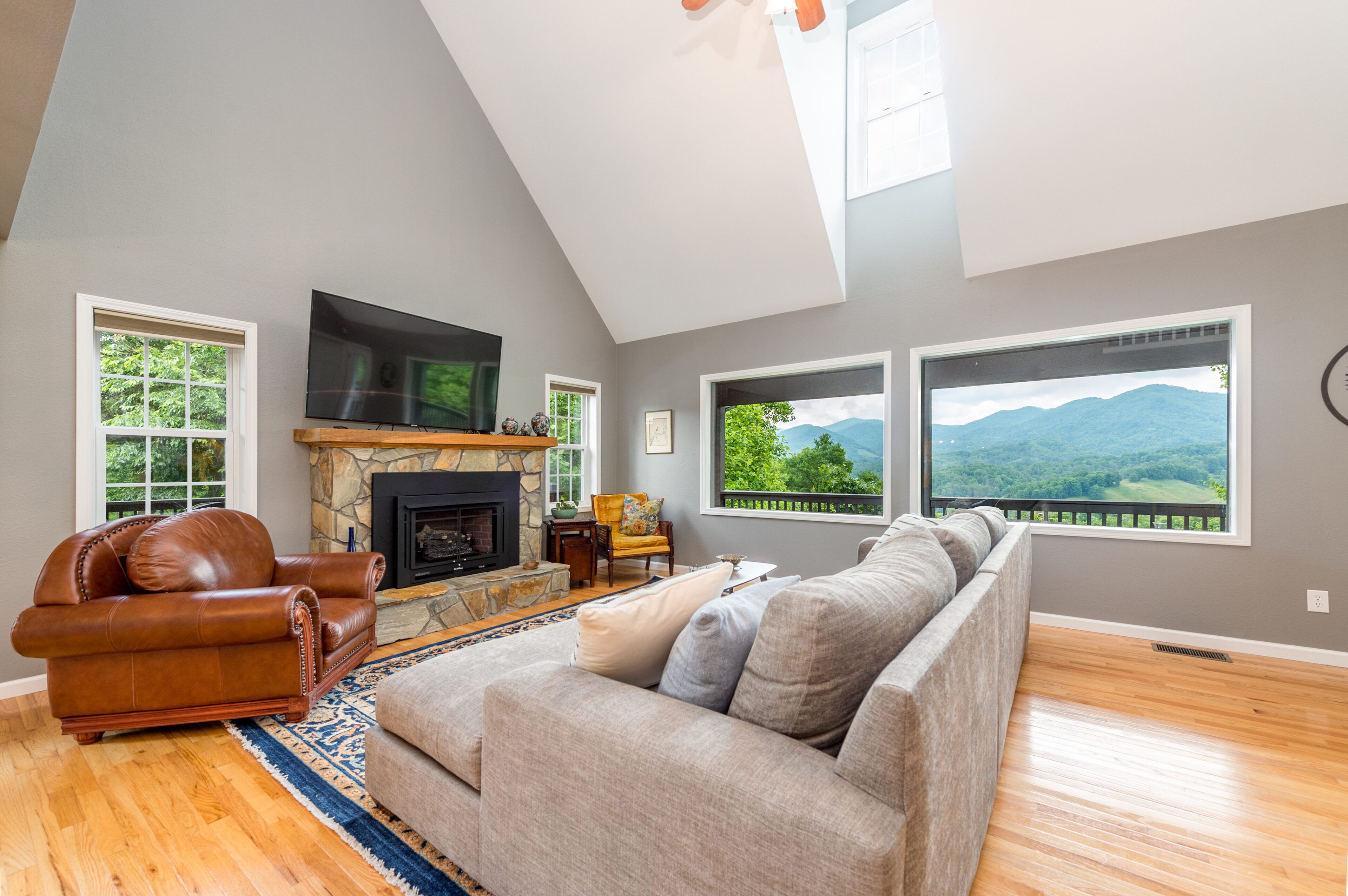 TV connectée, cheminée, table de tennis de table, livres