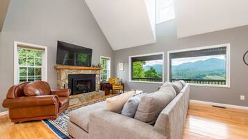 TV connectée, cheminée, table de tennis de table, livres