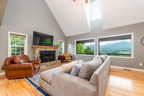 Smart TV, chimenea, tenis de mesa y libros 