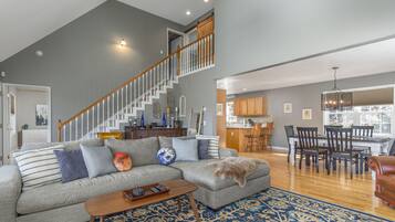 TV connectée, cheminée, table de tennis de table, livres