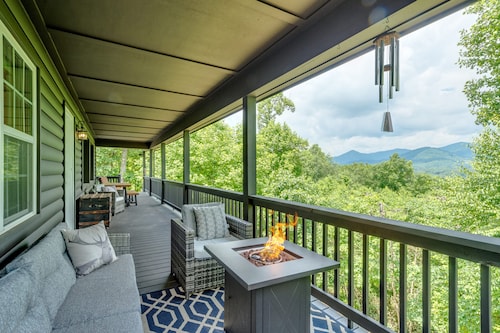 Spacious Mountain Cabin w/beautiful view!! 3 King Beds & Spa!