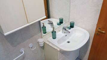 Dusche, Haartrockner, Bidet, Handtücher