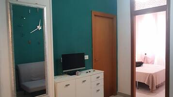 1 chambre, bureau, fer et planche Ă repasser, lit parapluie