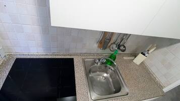 Douche, sĂšche-cheveux, bidet, serviettes fournies