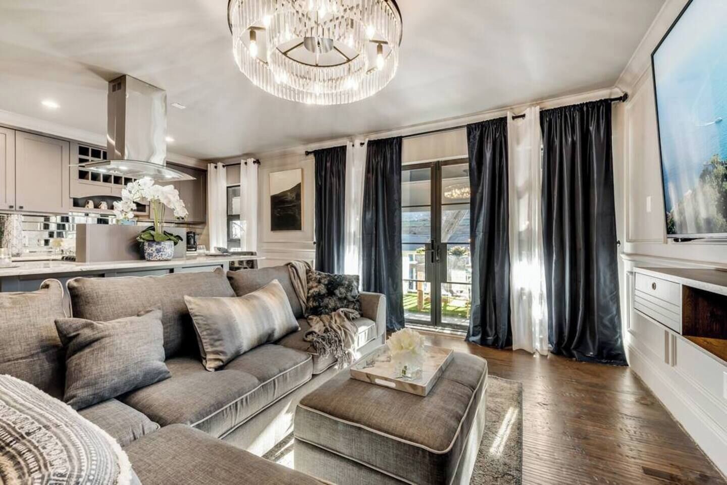 Una Smart TV, una oficina