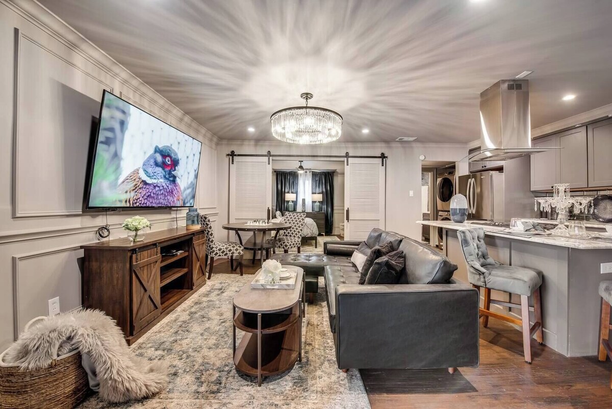 Savor your stay in this elegant Dallas retreat, blending modern comforts with historic charm. Enjoy high-speed Wi-Fi, a smart TV, luxurious king bed, marble fin