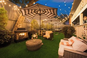 Terrace/patio - Savor your stay in this elegant Dallas retreat, blending modern comforts with historic charm. Enjoy high-speed Wi-Fi, a smart TV, luxurious king bed,  marble finishes, and an award-winning courtyard oasis. (Dallas)
