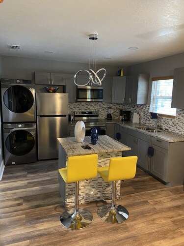 New 1 bed 1 bath luxury apt near downtown/Beach