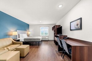 ห้องสวีท, เตียงควีนไซส์ 1 เตียง, ปลอดบุหรี่ (Sofa) | โต๊ะทำงาน, เตารีด/โต๊ะรีดผ้า, Wi-Fi ฟรี, ผ้าปูที่นอน