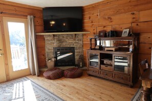 Smart TV, fireplace, video games - 19 Loggers Run Ski-in/Ski-out Steps Away from Upper Flume Trail
Garage MTNbikes (Snowshoe)