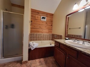 Combined shower/bathtub, jetted bath, hair dryer, towels - 19 Loggers Run Ski-in/Ski-out Steps Away from Upper Flume Trail
Garage MTNbikes (Snowshoe)