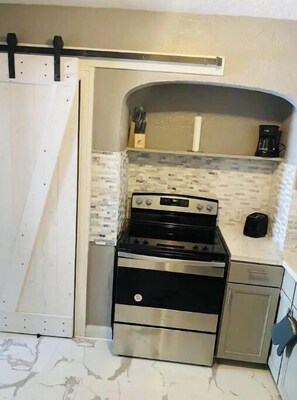 Réfrigérateur, micro-ondes, four, plaque de cuisson