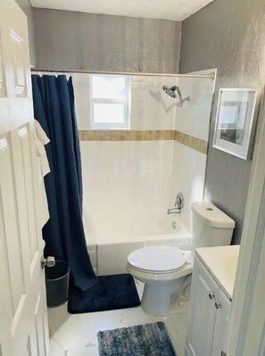 Dusche, Haartrockner, Handtücher, Toilettenpapier