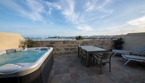 In-room safe, blackout curtains, soundproofing, iron/ironing board - Quayside Apartments (Marsaxlokk)