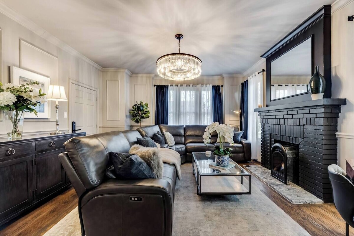 Luxury 2BR, 2.5BA condo in historic Munger Place. Each bedroom offers a private ensuite and premium linens. Enjoy a chef’s kitchen with high-end appliances and 