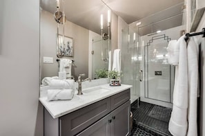 Hair dryer, towels - Spacious 2BR, 2.5BA condo in historic Munger Place. Each bedroom offers a private ensuite and premium linens. Enjoy a chef’s kitchen with high-end appliances and spacious living areas—blending classic charm with modern Dallas style. (Dallas)
