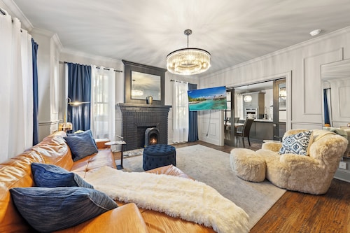 Spacious 2BR, 2.5BA condo in historic Munger Place. Each bedroom offers a private ensuite and premium linens. Enjoy a chef’s kitchen with high-end appliances and spacious living areas—blending classic charm with modern Dallas style.
