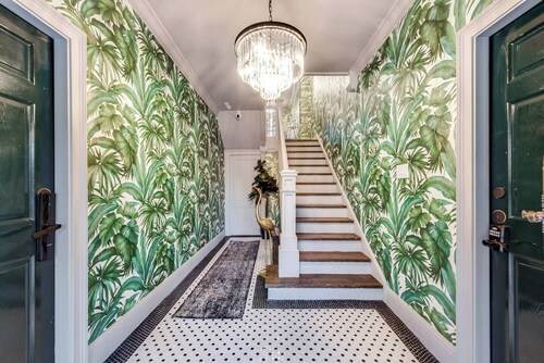 Luxury 2BR, 2.5BA condo in historic Munger Place. Each bedroom offers a private ensuite and premium linens. Enjoy a chef’s kitchen with high-end appliances and spacious living areas—blending classic charm with modern Dallas style.