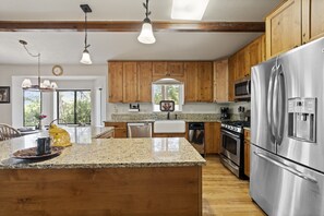 Fridge, microwave, oven, stovetop - Yosemite Family Retreat: Dogs OK! Games, Lake, Deers, Golf, Family Reunion! (Groveland)