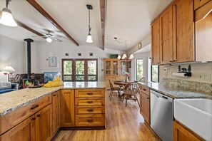 Fridge, microwave, oven, stovetop - Yosemite Family Retreat: Dogs OK! Games, Lake, Deers, Golf, Family Reunion! (Groveland)