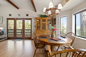 Dining - Yosemite Family Retreat: Dogs OK! Games, Lake, Deers, Golf, Family Reunion! (Groveland)