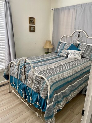 2 slaapkamers, een strijkplank/strijkijzer, gratis wifi, beddengoed